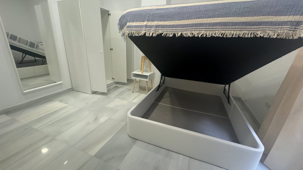 BR M3 H8 - habitación coliving en Ciutat Vella, Valencia - Bluerooms