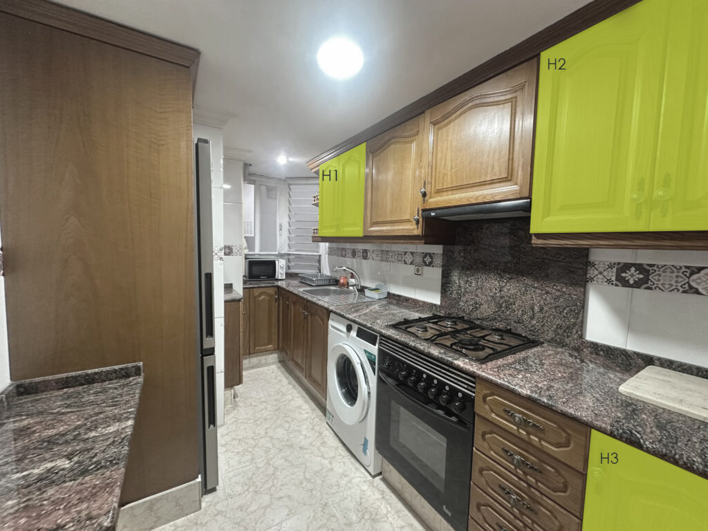 Cocina con espacios asignados por habitación en piso coliving de El Cabanyal (BR MBL32-5)