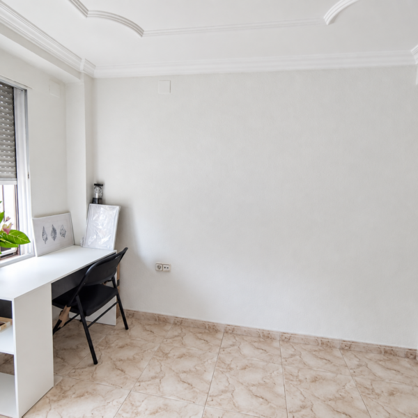 Habitación exterior con cama de 135 en piso coliving de El Cabanyal (BR MBL32-5 H3) - foto 3